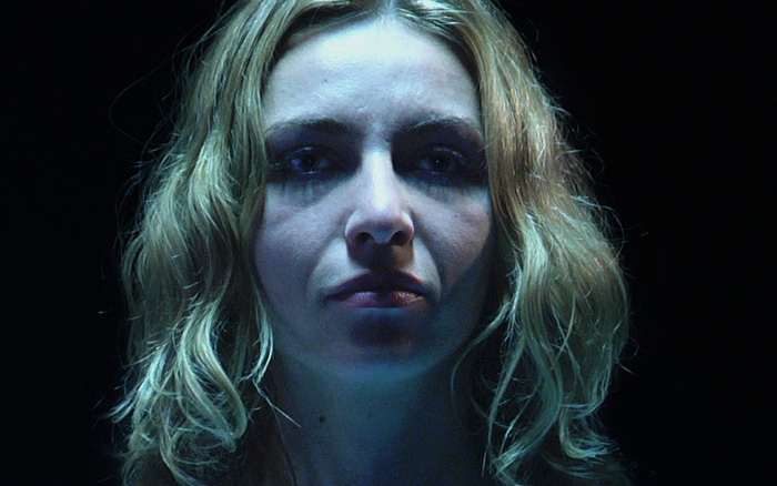 Petra Kühler, played by Juliana Kissener, performing